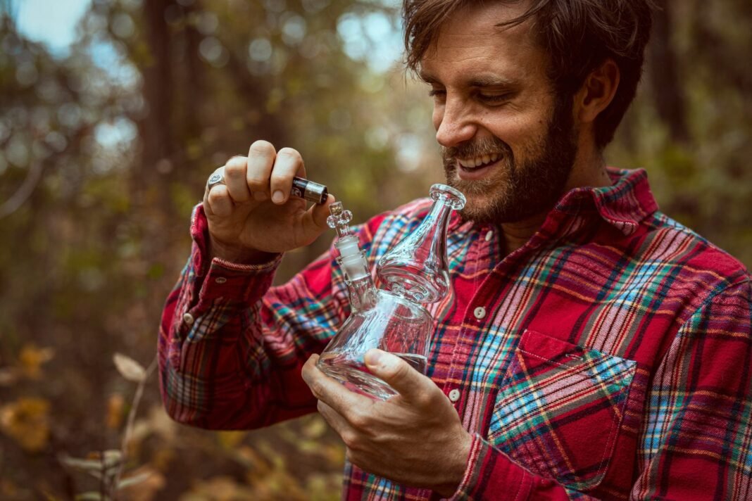 Smoking Marijuana With A Water Bong Doesn’t Effectively Filter Compounds From Smoke, Study Suggests - MEDCAN24